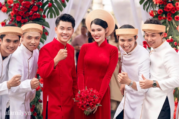 Cô dâu xinh như hoa hậu với dàn xe rước dâu trị giá 50 tỷ: Vợ thích ăn lẩu, chồng mở cả chuỗi nhà hàng, mẹ chồng luôn khen con dâu vì một điều đặc biệt!-4