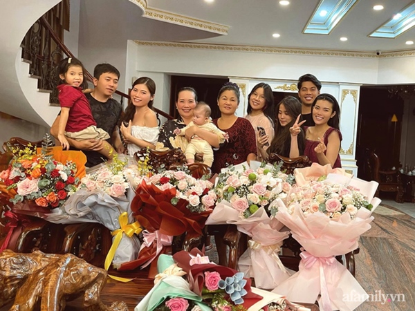 Cô dâu xinh như hoa hậu với dàn xe rước dâu trị giá 50 tỷ: Vợ thích ăn lẩu, chồng mở cả chuỗi nhà hàng, mẹ chồng luôn khen con dâu vì một điều đặc biệt!-10