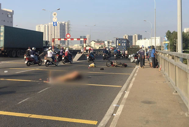 TP.HCM: Cha bị xe container cán tử vong, con gái đến hiện trường ôm thi thể khóc ngất-1