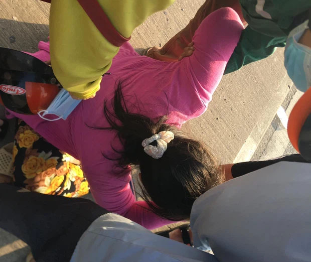 TP.HCM: Cha bị xe container cán tử vong, con gái đến hiện trường ôm thi thể khóc ngất-2