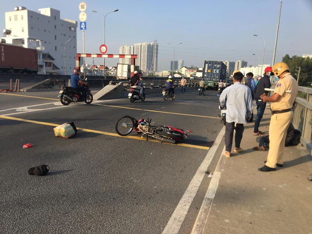 TP.HCM: Cha bị xe container cán tử vong, con gái đến hiện trường ôm thi thể khóc ngất-3