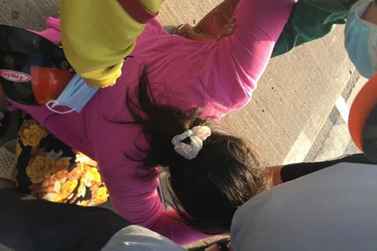 TP.HCM: Cha bị xe container cán tử vong, con gái đến hiện trường ôm thi thể khóc ngất