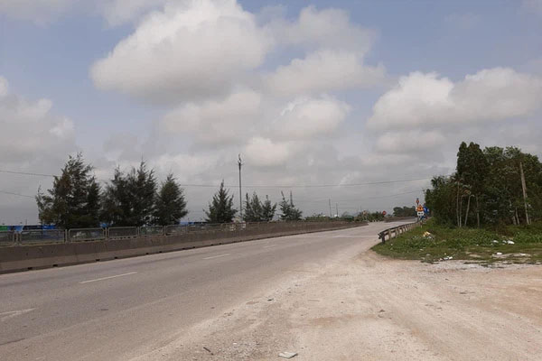 CLIP: Giây phút xe con phóng băng băng vào nút giao khiến 2 tài xế xe rơ - moóc vã mồ hôi-3