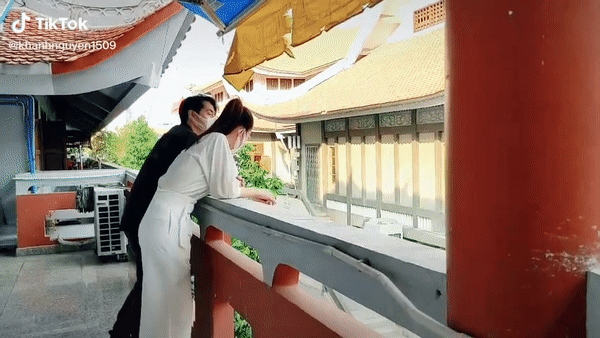 Đông Nhi - Ông Cao Thắng đứng thất thần sau lễ viếng chuyên gia trang điểm Minh Lộc, đôi mắt đỏ hoe nhìn mà xót xa-1