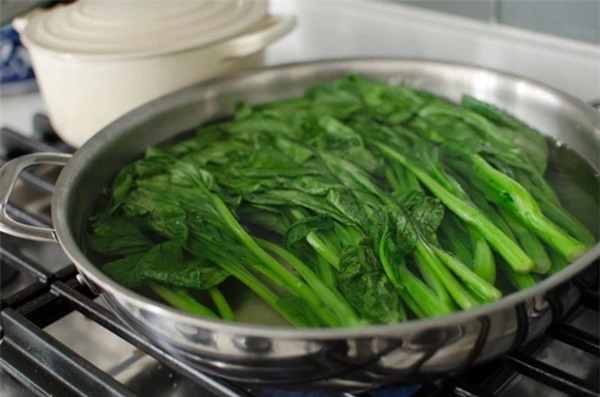 Đây là sai lầm khi ăn rau xanh khiến rau biến chất hoặc mất hết dinh dưỡng, các gia đình Việt cần thay đổi ngay kẻo sinh bệnh-3