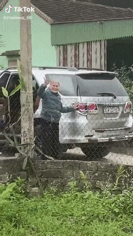 Xúc động clip mẹ già 103 tuổi bịn rịn ra tiễn con gái 80 tuổi, nghẹn ngào nói: Lần này nữa thôi, lần sau về không còn mẹ nữa-1