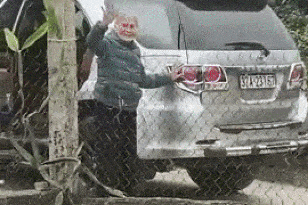 Bị bệnh nặng không thể tiễn mẹ về nơi an nghỉ cuối cùng, người con đứng khóc từ xa khiến ai nấy đều nhói lòng-2