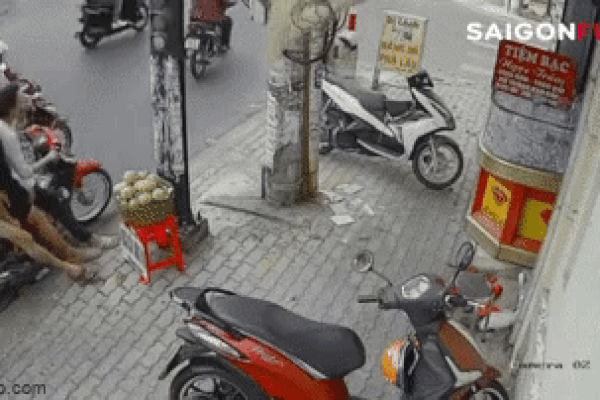 Phẫn nộ clip 3 thanh niên chôm cả rổ xoài của người bán hàng rong ở Sài Gòn rồi phóng xe mất hút-1