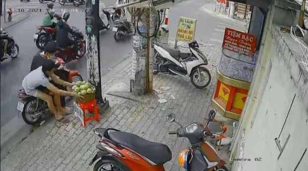 Phẫn nộ clip 3 thanh niên chôm cả rổ xoài của người bán hàng rong ở Sài Gòn rồi phóng xe mất hút-2