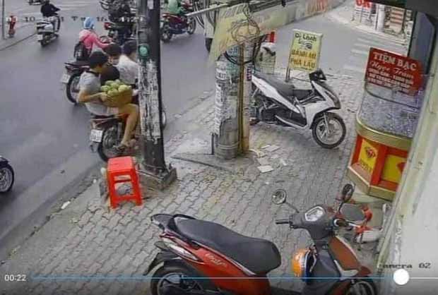 Phẫn nộ clip 3 thanh niên chôm cả rổ xoài của người bán hàng rong ở Sài Gòn rồi phóng xe mất hút-3