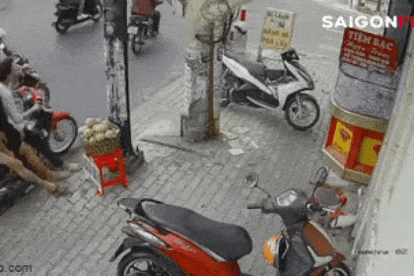Phẫn nộ clip 3 thanh niên 'chôm' cả rổ xoài của người bán hàng rong ở Sài Gòn rồi phóng xe mất hút