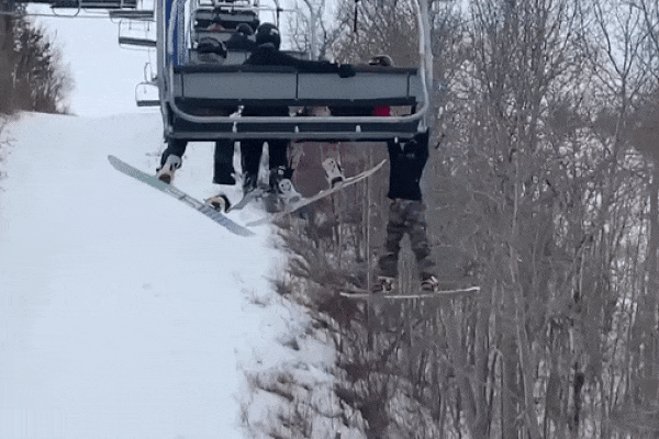 Cậu bé trượt khỏi ghế trên cáp treo