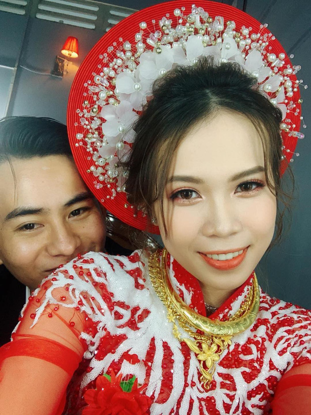 Cô dâu Cà Mau đeo hơn 20 cây vàng ngày cưới: Mình không có ý định khoe khoang, nhà mình mở tiệm vàng nên như thế là bình thường-3