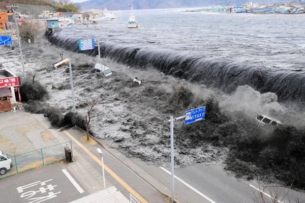 Bóng ma sóng thần gây ám ảnh sau thảm họa kép ở Nhật Bản: Cô gái mặc đồ lạnh ướt sũng đón Taxi giữa mùa hè hỏi Em chết rồi à?-1