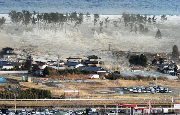 Bóng ma sóng thần gây ám ảnh sau thảm họa kép ở Nhật Bản: Cô gái mặc đồ lạnh ướt sũng đón Taxi giữa mùa hè hỏi Em chết rồi à?-3