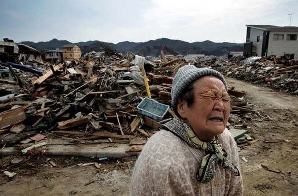 Bóng ma sóng thần gây ám ảnh sau thảm họa kép ở Nhật Bản: Cô gái mặc đồ lạnh ướt sũng đón Taxi giữa mùa hè hỏi Em chết rồi à?-4