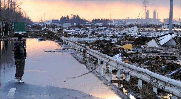 Bóng ma sóng thần gây ám ảnh sau thảm họa kép ở Nhật Bản: Cô gái mặc đồ lạnh ướt sũng đón Taxi giữa mùa hè hỏi Em chết rồi à?-6