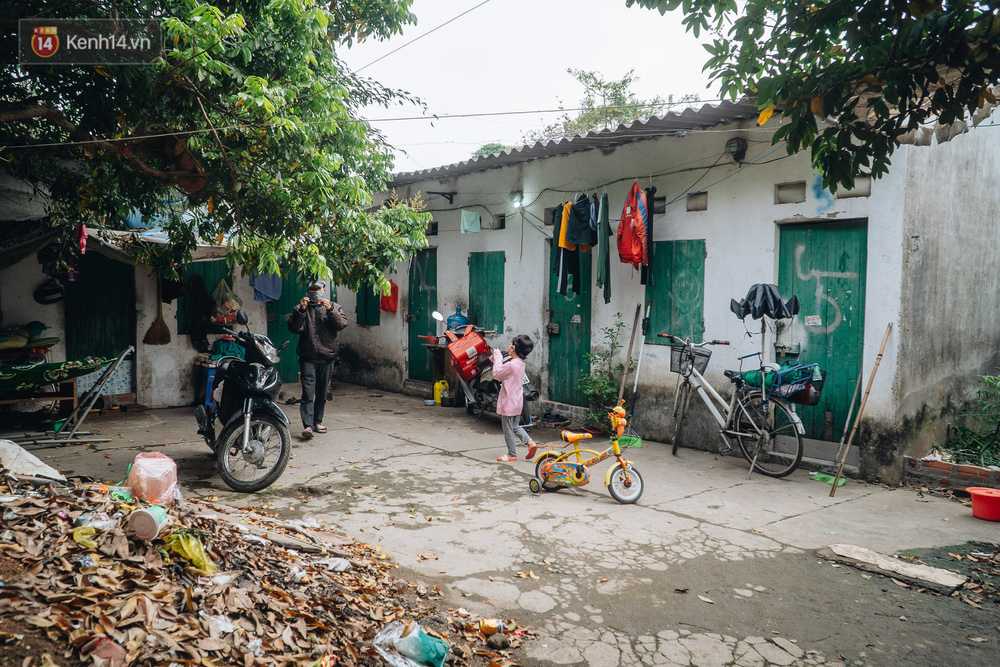 Cuộc sống hiện tại của người bố địu con bán bọc chân chống xe máy ở Hà Nội: Bé gái đã được đến trường-1