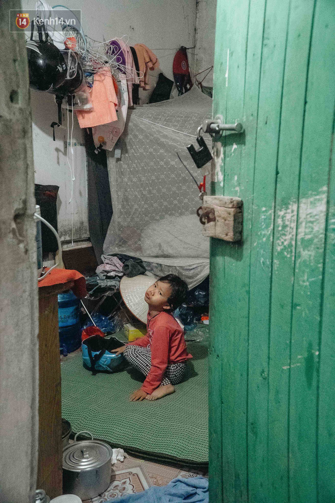 Cuộc sống hiện tại của người bố địu con bán bọc chân chống xe máy ở Hà Nội: Bé gái đã được đến trường-2