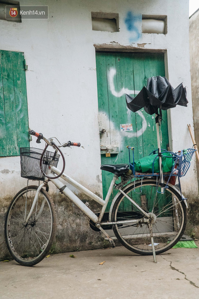 Cuộc sống hiện tại của người bố địu con bán bọc chân chống xe máy ở Hà Nội: Bé gái đã được đến trường-4