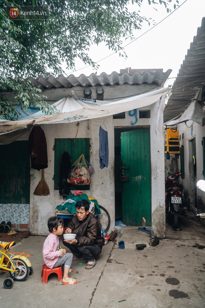 Cuộc sống hiện tại của người bố địu con bán bọc chân chống xe máy ở Hà Nội: Bé gái đã được đến trường-5