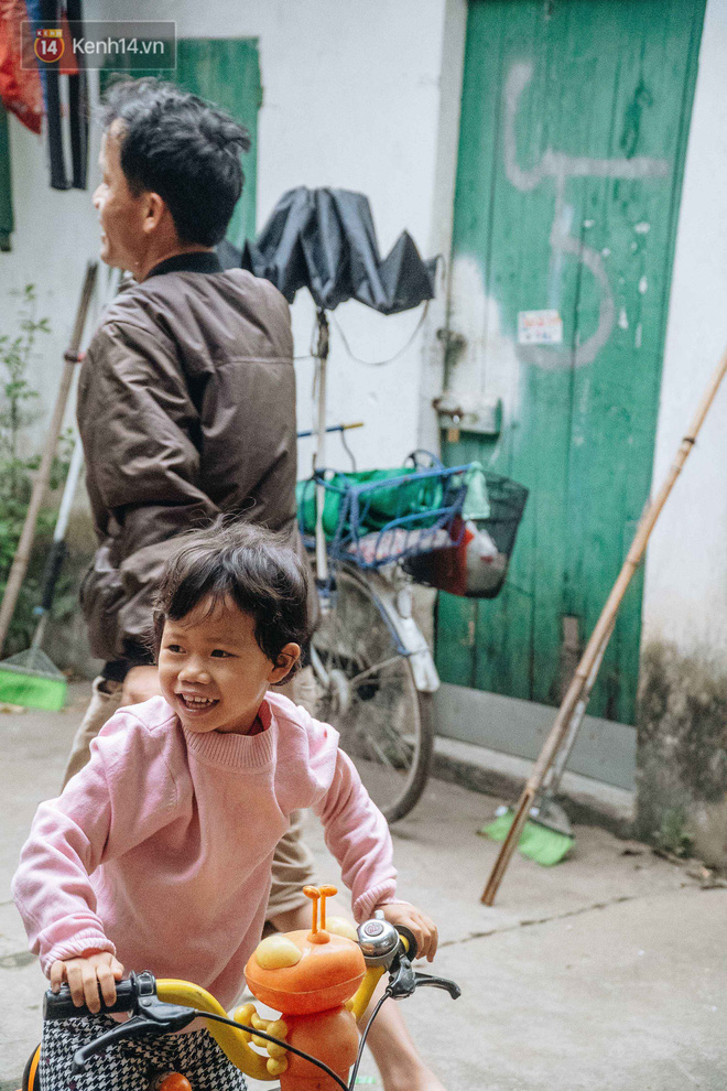Cuộc sống hiện tại của người bố địu con bán bọc chân chống xe máy ở Hà Nội: Bé gái đã được đến trường-10
