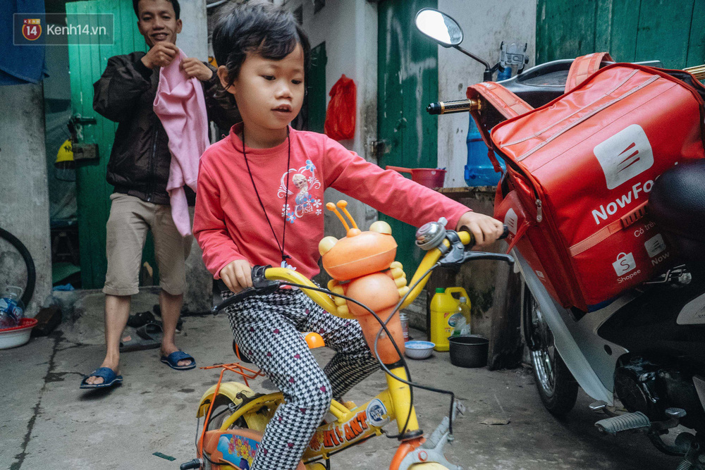 Cuộc sống hiện tại của người bố địu con bán bọc chân chống xe máy ở Hà Nội: Bé gái đã được đến trường-11