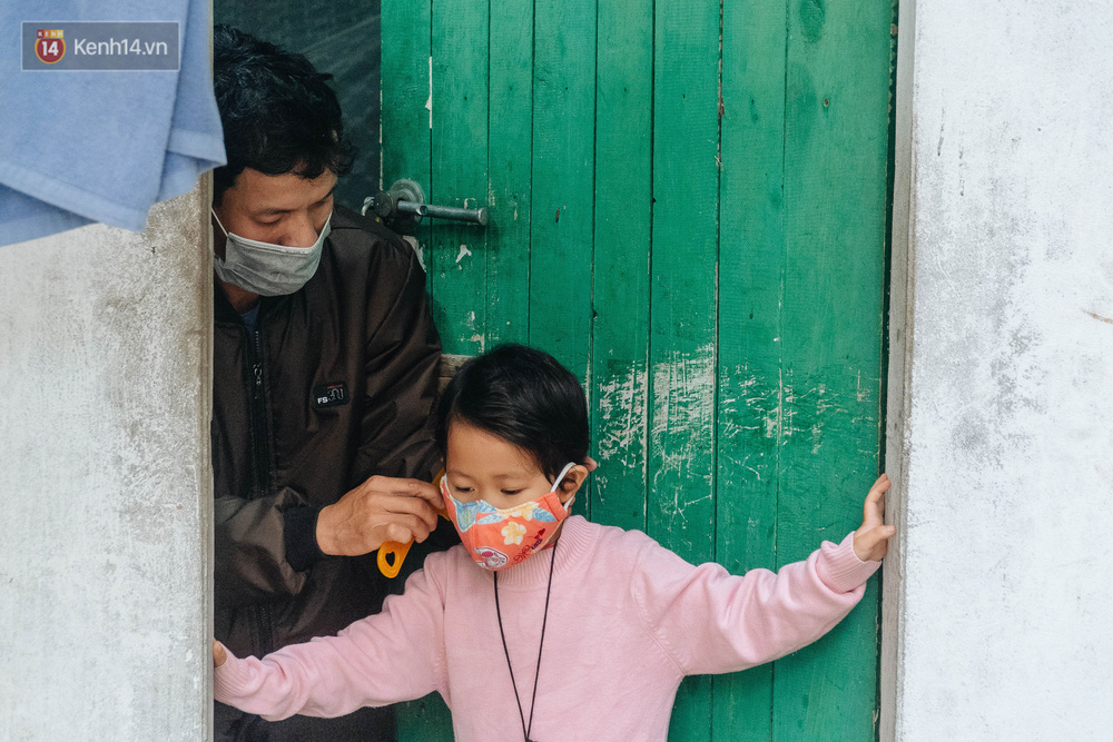 Cuộc sống hiện tại của người bố địu con bán bọc chân chống xe máy ở Hà Nội: Bé gái đã được đến trường-13