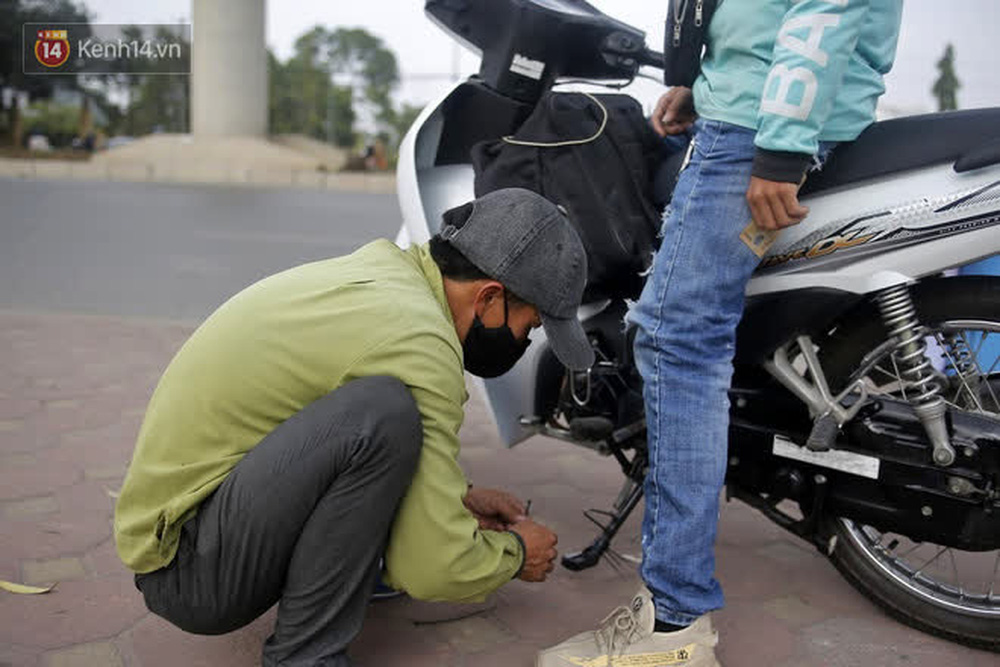 Cuộc sống hiện tại của người bố địu con bán bọc chân chống xe máy ở Hà Nội: Bé gái đã được đến trường-6