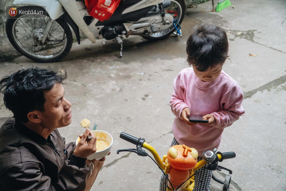 Cuộc sống hiện tại của người bố địu con bán bọc chân chống xe máy ở Hà Nội: Bé gái đã được đến trường-7