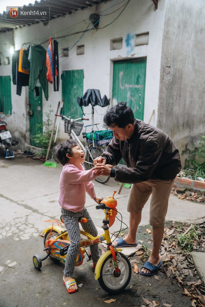 Cuộc sống hiện tại của người bố địu con bán bọc chân chống xe máy ở Hà Nội: Bé gái đã được đến trường-8