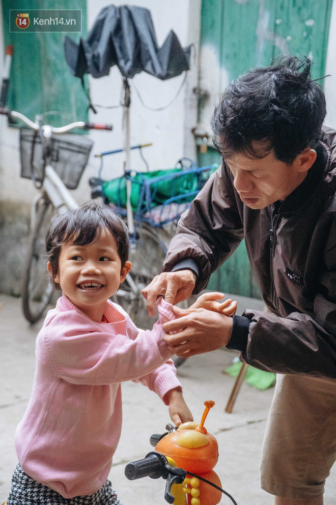Cuộc sống hiện tại của người bố địu con bán bọc chân chống xe máy ở Hà Nội: Bé gái đã được đến trường-9