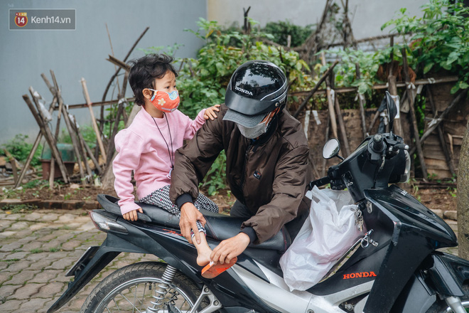 Cuộc sống hiện tại của người bố địu con bán bọc chân chống xe máy ở Hà Nội: Bé gái đã được đến trường-14