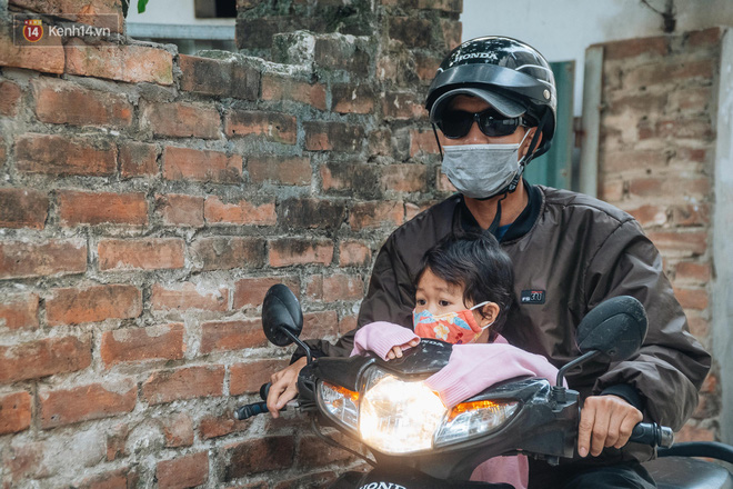 Cuộc sống hiện tại của người bố địu con bán bọc chân chống xe máy ở Hà Nội: Bé gái đã được đến trường-15