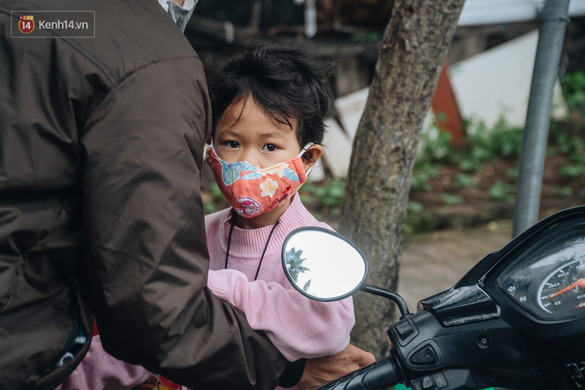 Cuộc sống hiện tại của người bố địu con bán bọc chân chống xe máy ở Hà Nội: Bé gái đã được đến trường-16