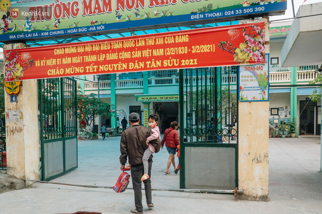 Cuộc sống hiện tại của người bố địu con bán bọc chân chống xe máy ở Hà Nội: Bé gái đã được đến trường-17