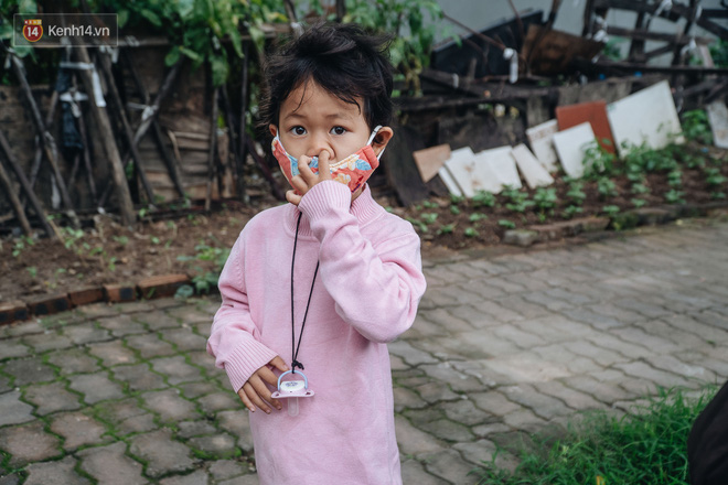 Cuộc sống hiện tại của người bố địu con bán bọc chân chống xe máy ở Hà Nội: Bé gái đã được đến trường-19