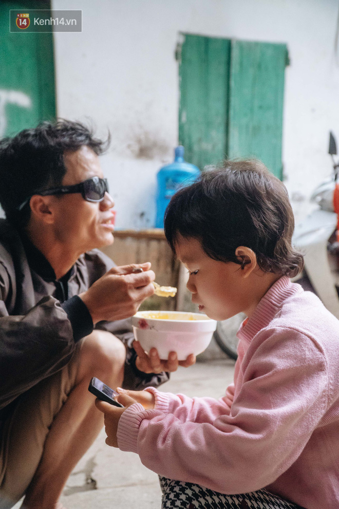Cuộc sống hiện tại của người bố địu con bán bọc chân chống xe máy ở Hà Nội: Bé gái đã được đến trường-20