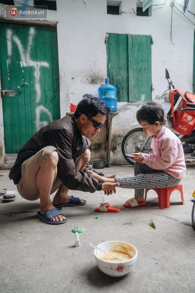 Cuộc sống hiện tại của người bố địu con bán bọc chân chống xe máy ở Hà Nội: Bé gái đã được đến trường-21