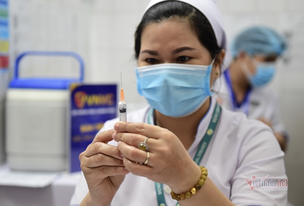Thêm 4 người sốc phản vệ độ 2 sau tiêm vắc xin Covid-19 nhưng đã ổn định-2