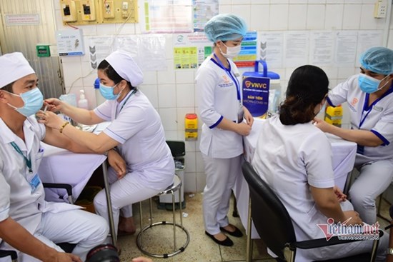 Thêm 4 người sốc phản vệ độ 2 sau tiêm vắc xin Covid-19 nhưng đã ổn định