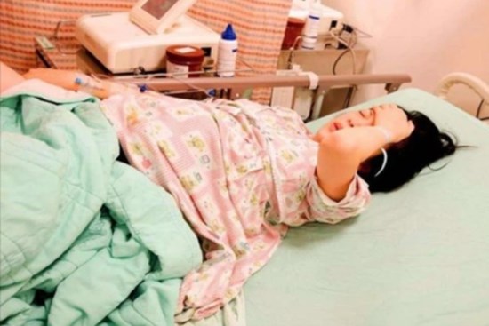 Đang đau đẻ dữ dội thì gặp sự cố, bác sĩ yêu cầu chỉ chọn mẹ hoặc con, mẹ 9x khóc nghẹn trước quyết định của chồng