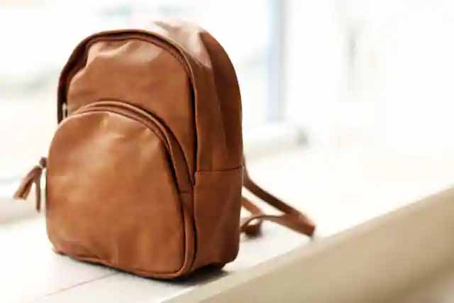 Mẹo bảo quản trang phục, phụ kiện bằng da khi trời nồm ẩm-3