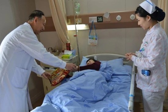 Cặp vợ chồng cùng lúc phát hiện bị ung thư gan chỉ vì hay tiếc rẻ, thường xuyên sử dụng lại 3 thứ trong căn bếp