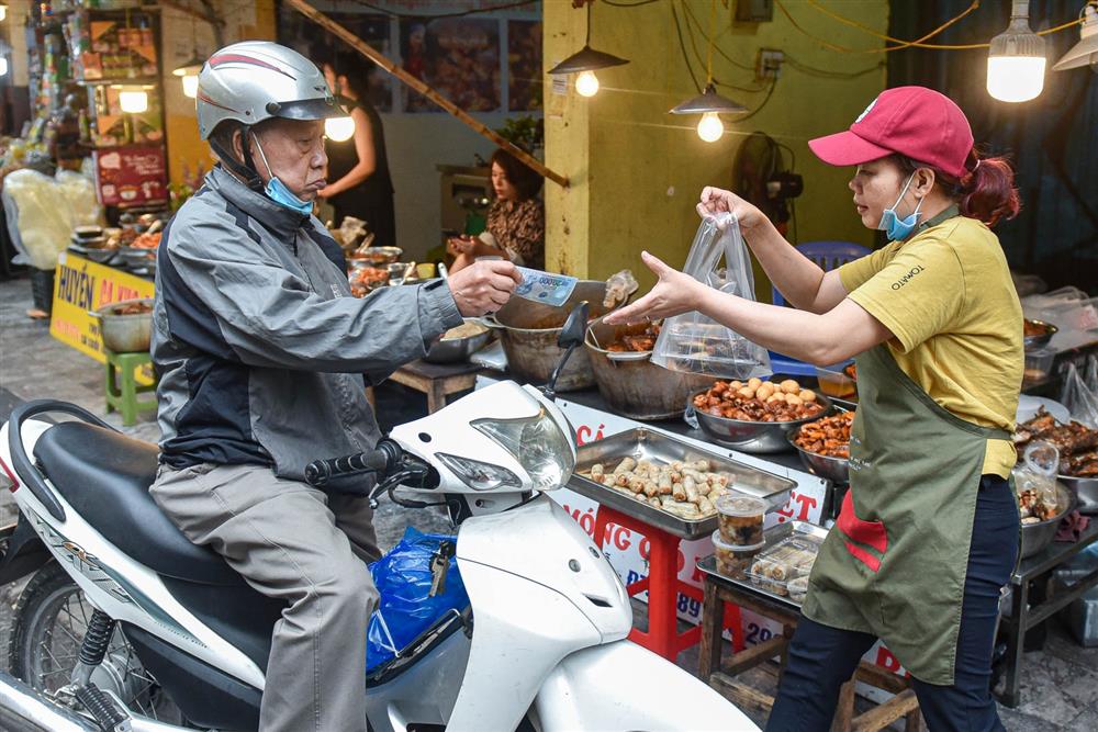 Khu chợ nhà giàu ở Hà Nội, ngày bán hàng trăm cân cá kho-11