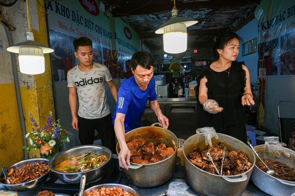 Khu chợ nhà giàu ở Hà Nội, ngày bán hàng trăm cân cá kho-5
