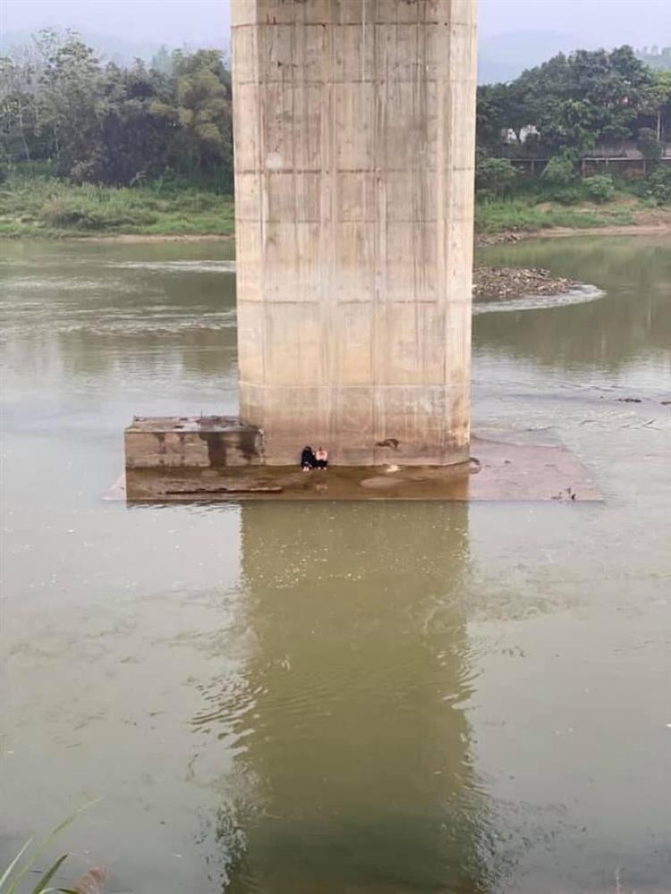 Xôn xao thông tin đôi nam nữ bỏ lại giày dép nhảy cầu tự tử ở Lào Cai rồi... tự bơi vào bờ-2