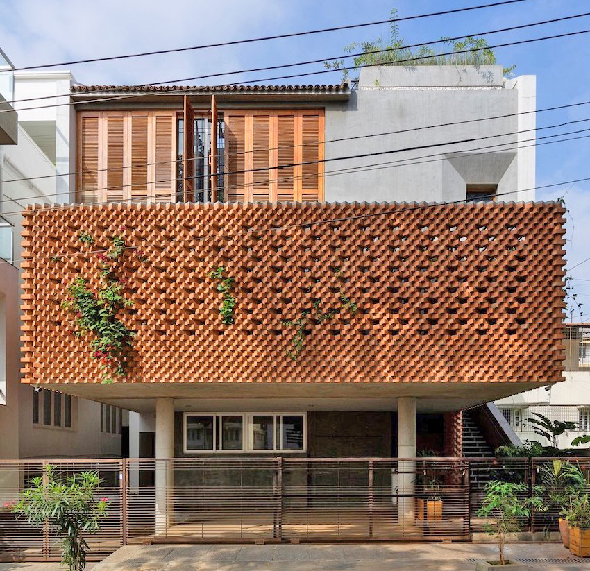 Ngôi nhà được xây bằng những viên gạch nung xuyên thấu, thiết kế khoảng thông không gian hội đủ cây xanh, ánh sáng và gió-2