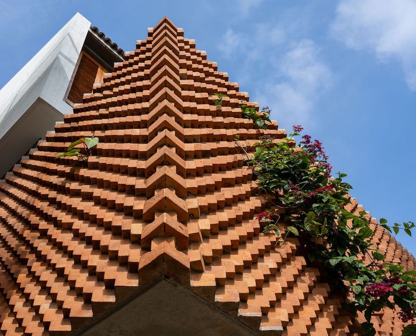 Ngôi nhà được xây bằng những viên gạch nung xuyên thấu, thiết kế khoảng thông không gian hội đủ cây xanh, ánh sáng và gió-3