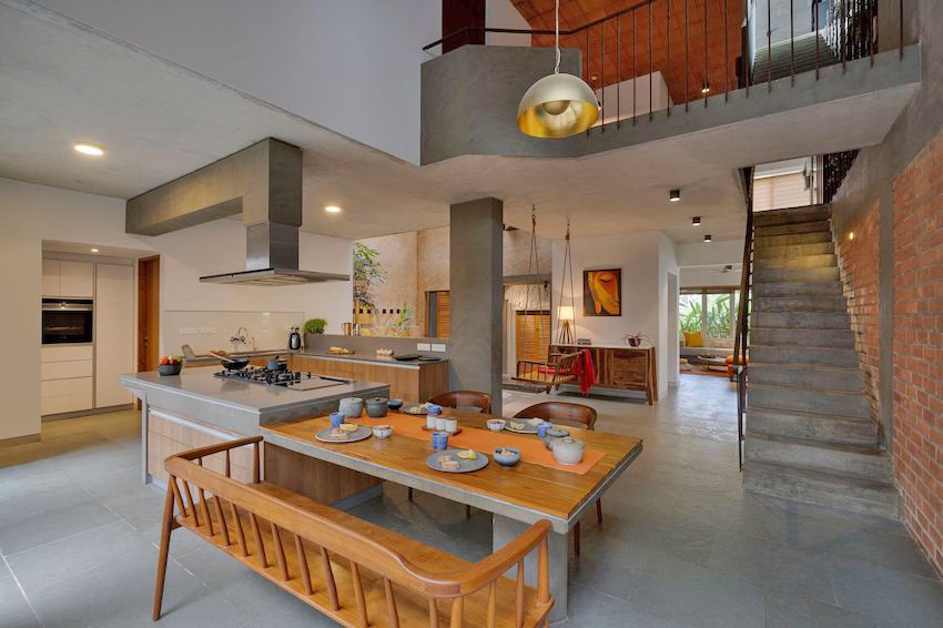 Ngôi nhà được xây bằng những viên gạch nung xuyên thấu, thiết kế khoảng thông không gian hội đủ cây xanh, ánh sáng và gió-4